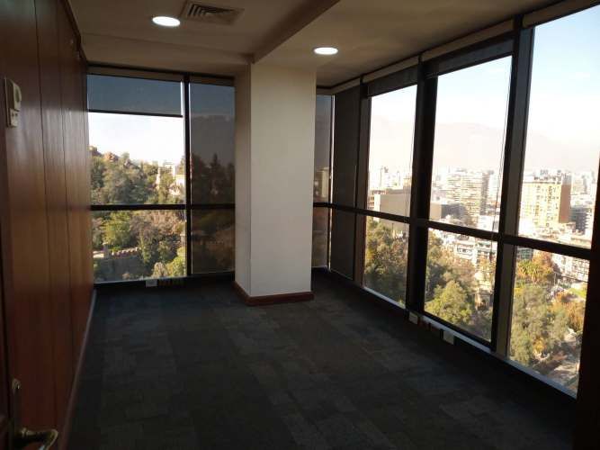 Amplia oficina Barrio Miraflores / Santa Lucia