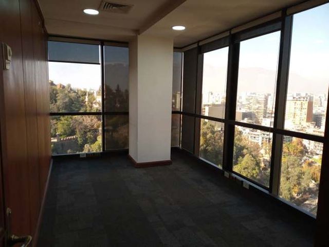 Amplia oficina Barrio Miraflores / Santa Lucia