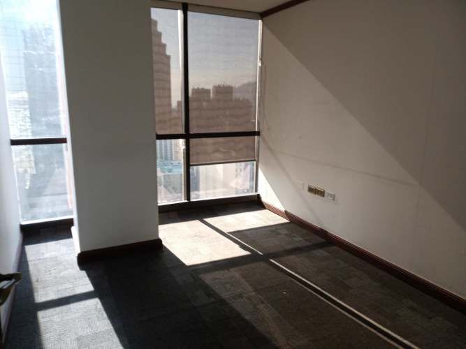 Amplia oficina Barrio Miraflores / Santa Lucia