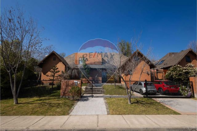 Casa exclusiva en las pircas, peñalolén