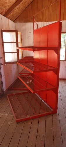 Estantes metálicos muy firmes. Como nuevos.