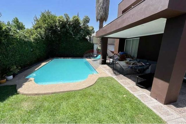 Casa en venta peñalolén – amplia y con gran luz