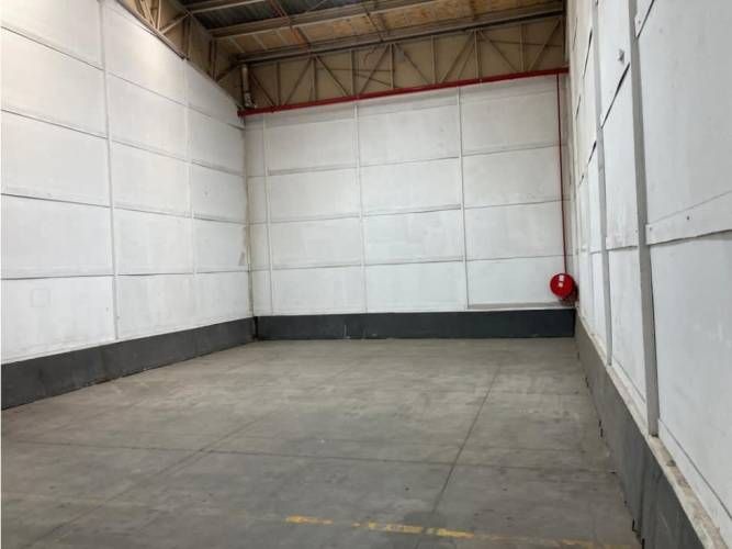 Arriendo bodega de 110,5 m2 en Parque Industrial, Quilicura.