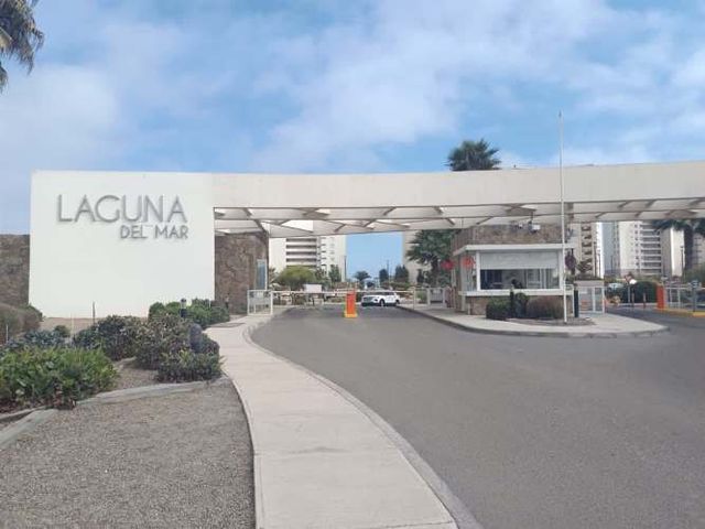 DEPARTAMENTO Condominio Laguna del Mar, soñado departamento de 97m2 +10 m2 de terraza con hermosa vista panorámica al mar y a la laguna en primera linea.