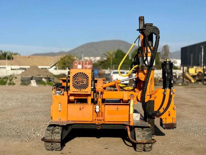 2015 Hincadora PAUSELLI 900 con Martillo Hidráulico INDECO HP900