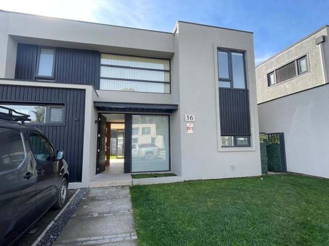 SE ARRIENDA HERMOSA Y AMPLIA CASA ESTILO MEDITERRNEA