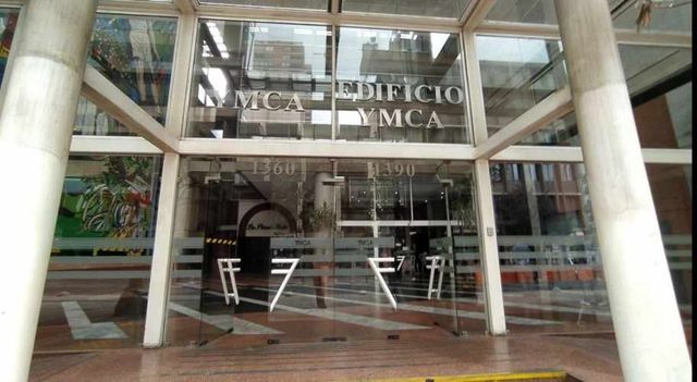 ARRIENDO DE OFICINA EN COMPAÑÍA N° 1390, SANTIAGO CENTRO - PRECIO INCLUYE ESTACIONAMIENTO.