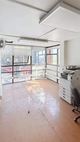 GRAN OFICINA RENOVADA EN EL PISO 10 EN SANTIAGO