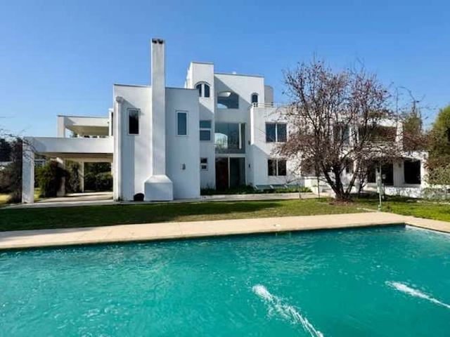 AMPLIA CASA CON PISCINA Y QUINCHO EN CHICUREO