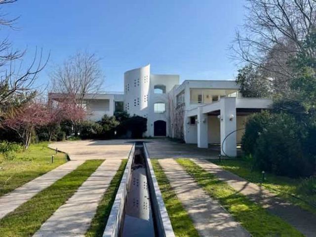 AMPLIA CASA CON PISCINA Y QUINCHO EN CHICUREO