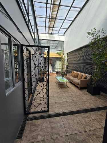 ARRENDAMOS CASA -HOTEL, FRENTE PATIO BELLAVISTA. 100% OPERATIVA