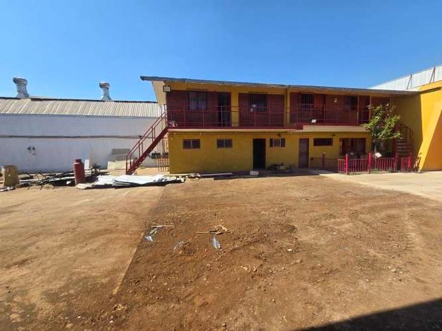 PROPIEDAD INDUSTRIAL 1.150 m2 CON OFICINAS: CERCA AUTOPISTA CENTRAL