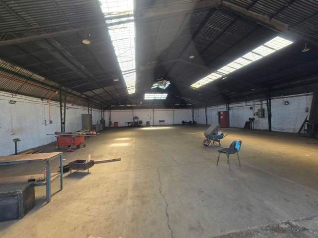 PROPIEDAD INDUSTRIAL 1.150 m2 CON OFICINAS: CERCA AUTOPISTA CENTRAL