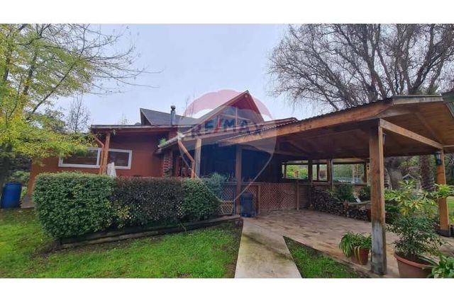 Parcela con 3 casas y gran piscina en linderos