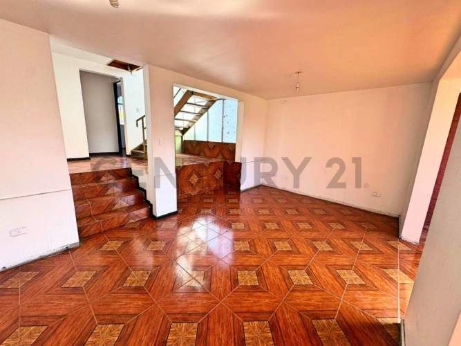 Se vende casa con potencial comercial en Peñuelas