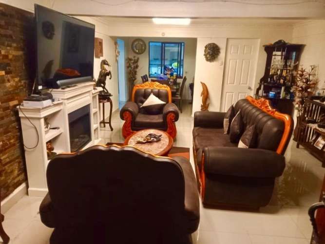 Se vende amplia casa, sector La Pampa, 5D,2B,1E, valor UF2.450