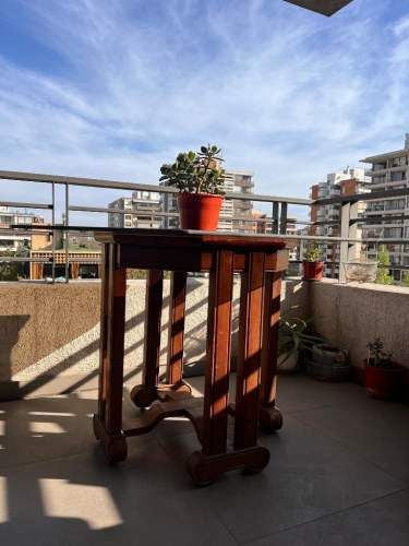 Mesa elegante de vidrio y madera tallada