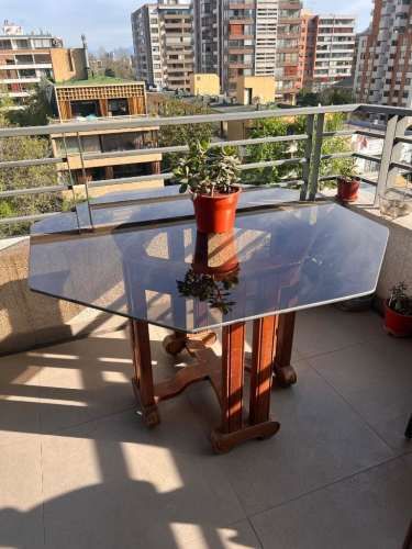 Mesa elegante de vidrio y madera tallada