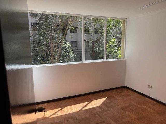 Amplia Oficina en Providencia (120630)