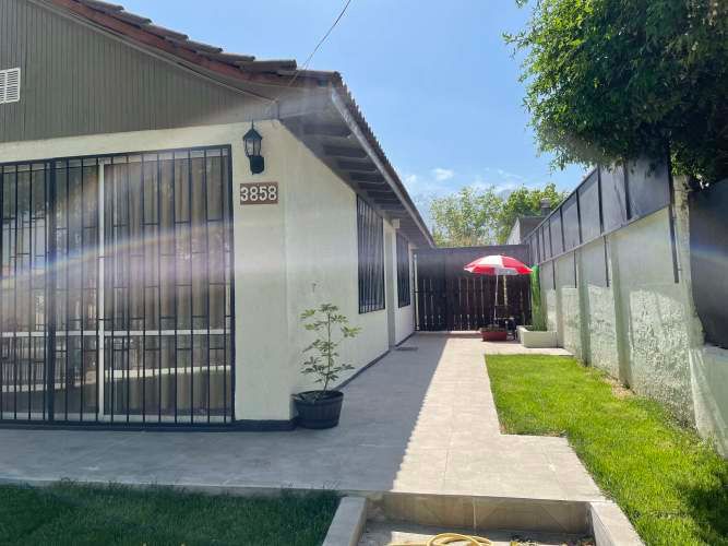 Casa remodelada aislada Villa Macul