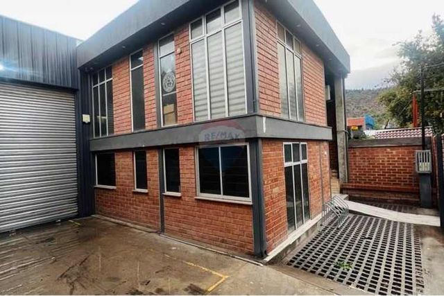 Bodega industrial con oficinas recoleta