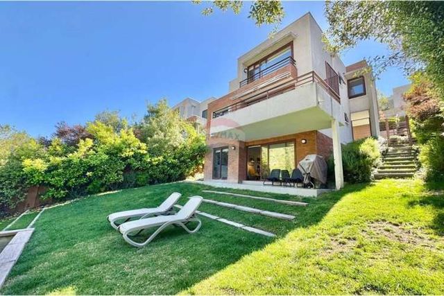 Exclusiva casa amoblada en condominio,