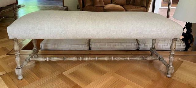 PAR DE BANQUETAS ENCINA TALLADAS CON PATINA BEIGE