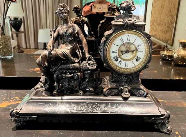 RELOJ SOBRE MESA EN PELTRE Y BRONCE DE ORIGEN FRANCES