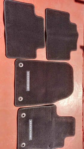 VEHICULO DODGE VENDO JUEGO PISOS DE ALFOMBRA