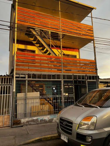 SE VENDE PROPIEDAD DE 3 PISOS, EN PASAJE PEÑA CHICA, IQUIQUE