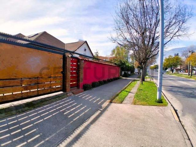 Se vende casa para uso Comercial, Metro Castillo Velasco, La Reina