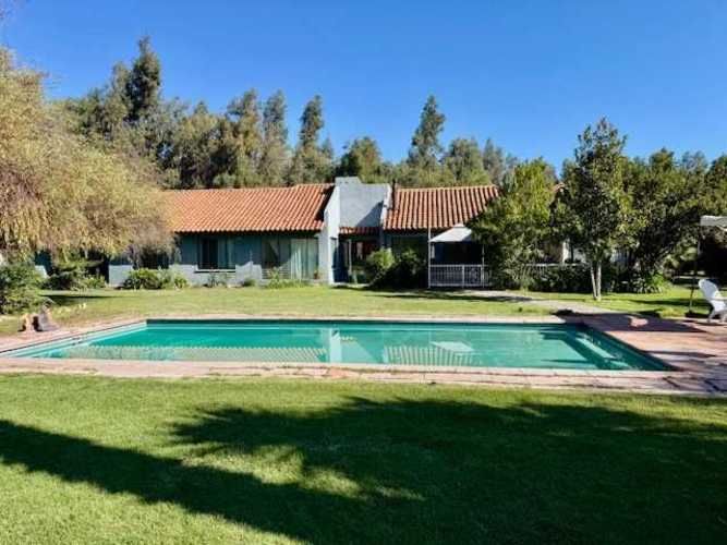 CASA CON QUINCHO Y PISCINA EN CALERA DE TANGO