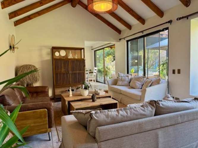 CASA CON QUINCHO Y PISCINA EN CALERA DE TANGO