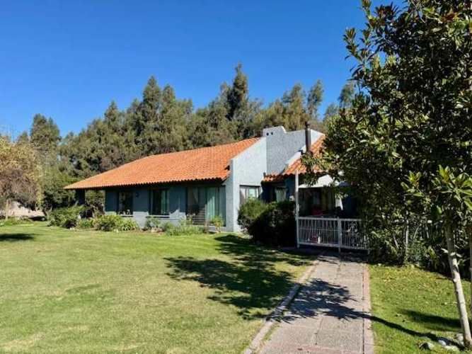 CASA CON QUINCHO Y PISCINA EN CALERA DE TANGO