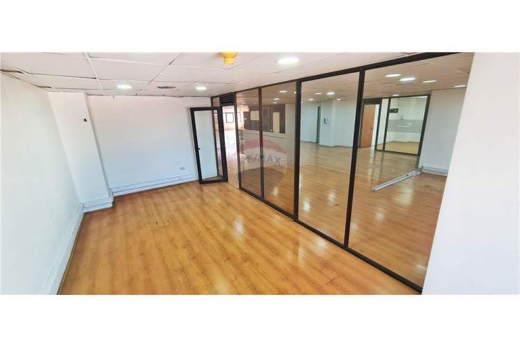 Amplia oficina planta libre, gran ubicación! metro