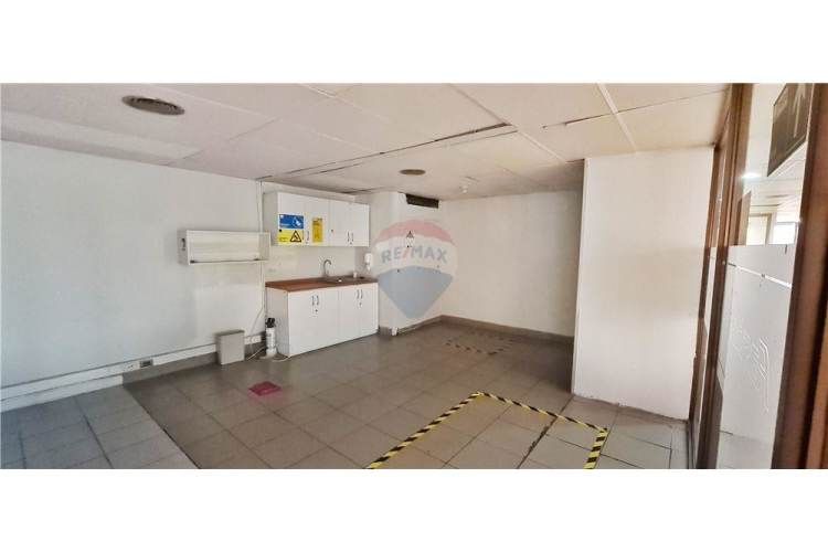 Amplia oficina planta libre, gran ubicación! metro