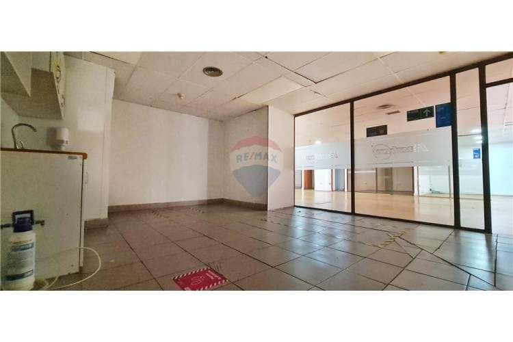 Amplia oficina planta libre, gran ubicación! metro