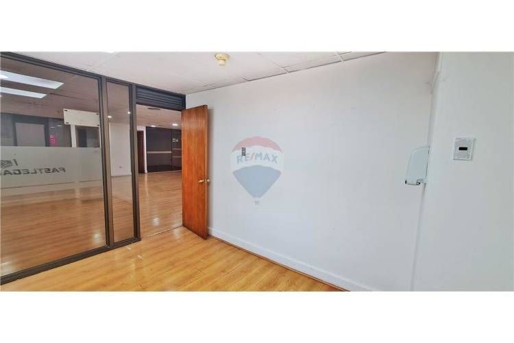 Amplia oficina planta libre, gran ubicación! metro