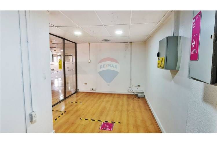 Amplia oficina planta libre, gran ubicación! metro