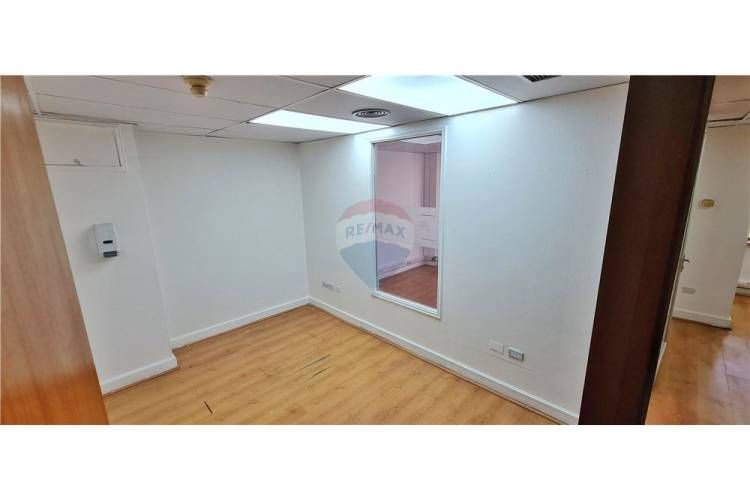 Amplia oficina planta libre, gran ubicación! metro