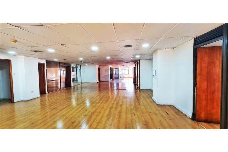 Amplia oficina planta libre, gran ubicación! metro