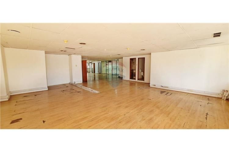 Amplia oficina planta libre, gran ubicación! metro