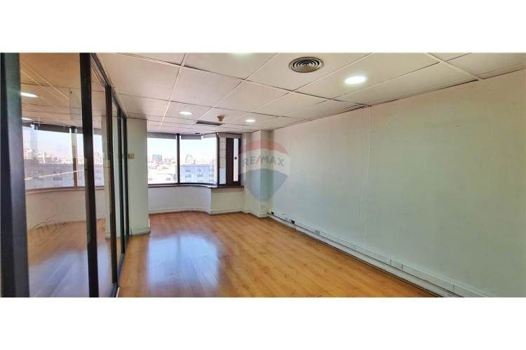 Amplia oficina planta libre, gran ubicación! metro