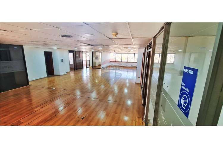 Amplia oficina planta libre, gran ubicación! metro