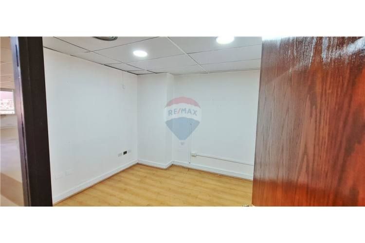 Amplia oficina planta libre, gran ubicación! metro