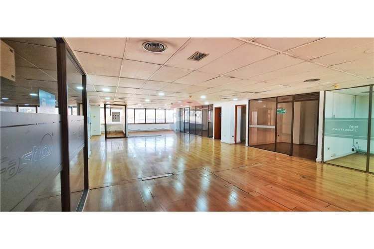 Amplia oficina planta libre, gran ubicación! metro