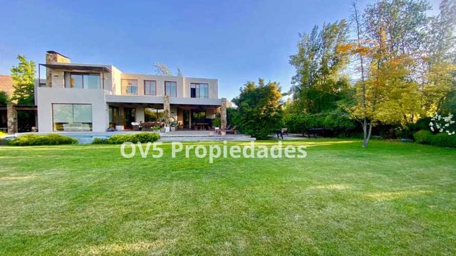 Preciosa y moderna casa en Las Brisas (121548)