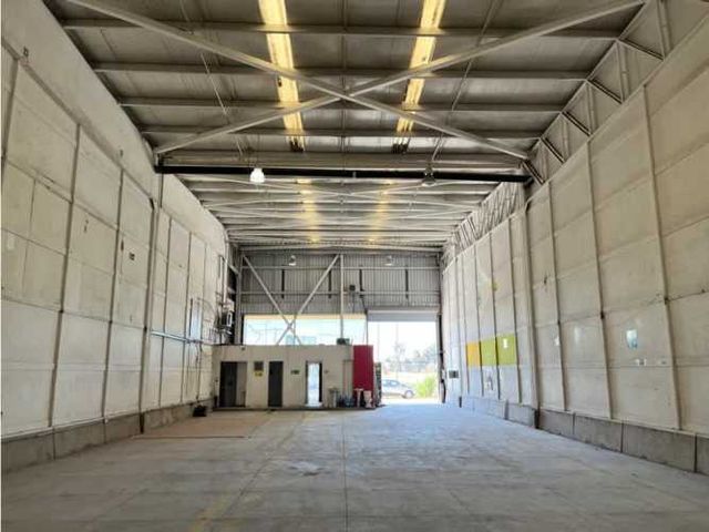 Arriendo bodega c/of de 389 m2 en San Pablo con A. Vespucio.