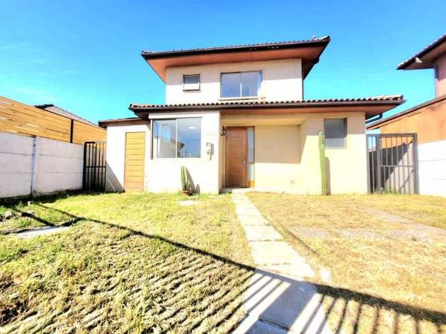 AMPLIA Y LUMINOSA CASA CON GRAN TERRENO EN CONDOMINIO