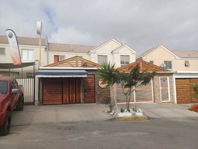 Se vende hermosa y amplia casa sector Costa Laguna